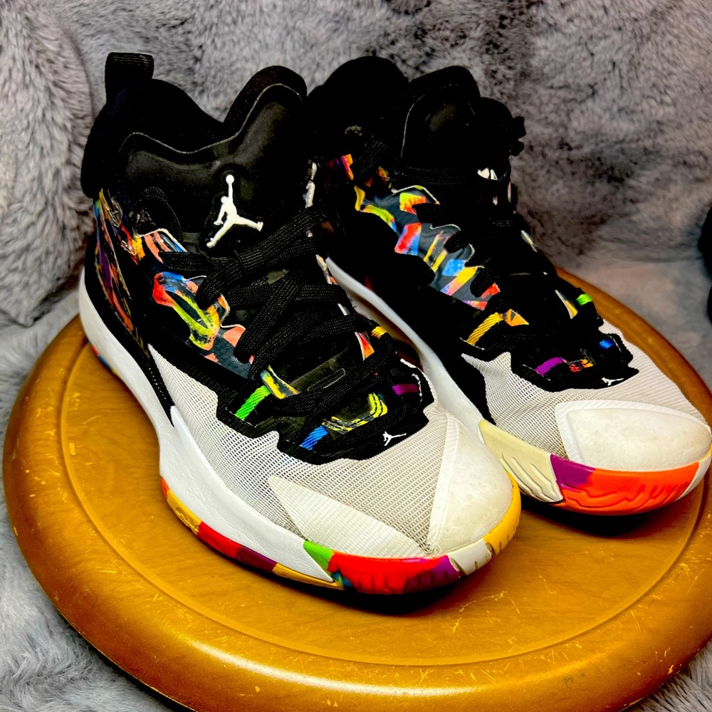 Size 5.5Y Jordan Zion 1’s sneakers